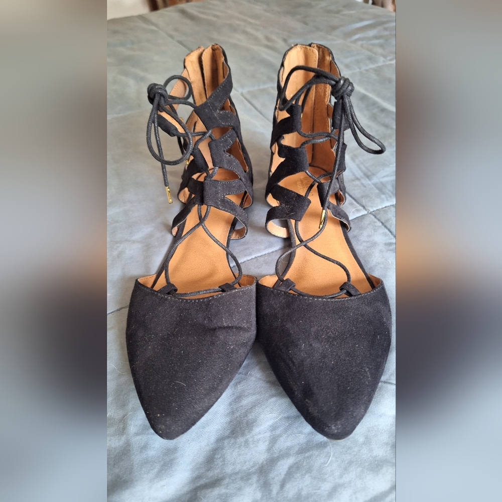 Criss-cross back zipper flats